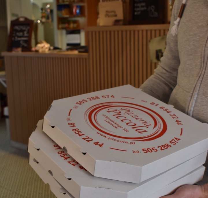 Pudełka z pizzą Pizzerii Piccola przygotowane do dostawy
